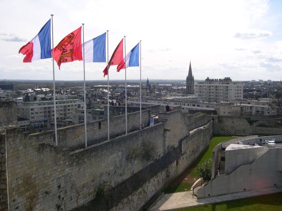  alignement de drapeaux sur les remparts